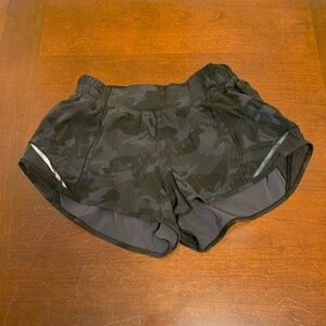 Lululemon Hotty Hot LR Short 2.5” (Size 4) Incognito Camo Multi Grey